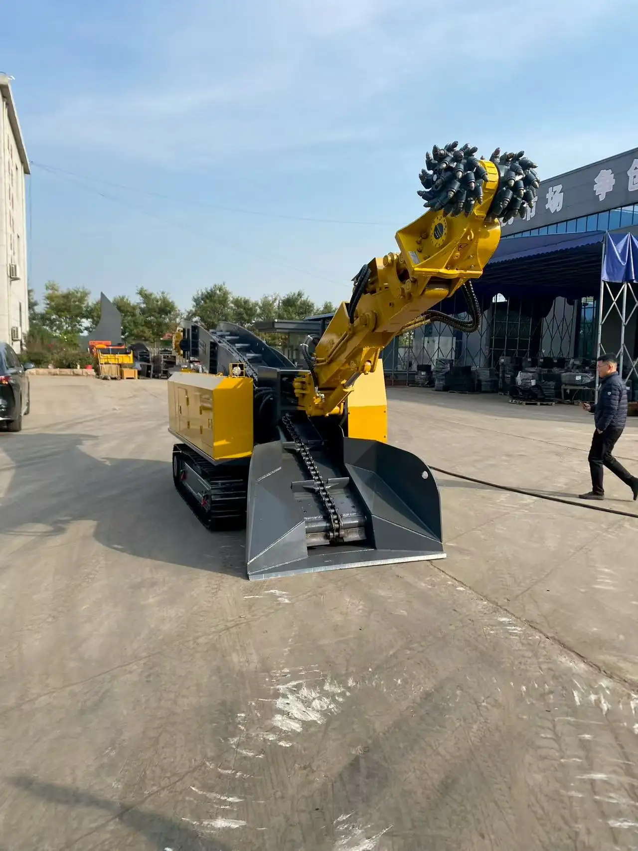 配备铣刨刀的高效掘进机