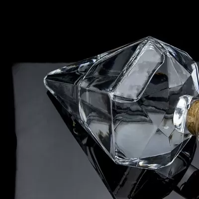 玻璃威士忌瓶700ml，带有独特菱形和定制标志