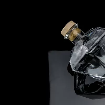 流行设计超级燧石 700ml伏特加玻璃瓶，带软木塞和透明玻璃