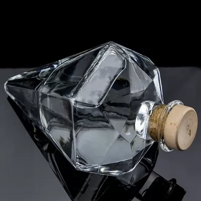 玻璃威士忌瓶700ml，带有独特菱形和定制标志