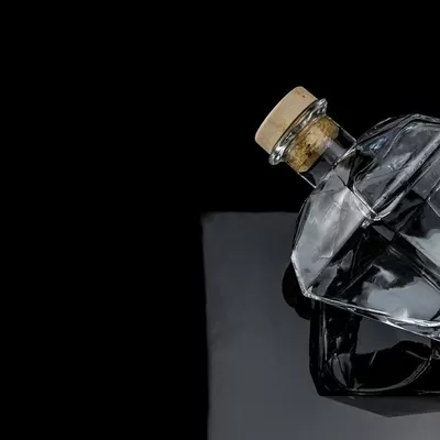 玻璃威士忌瓶700ml，带有独特菱形和定制标志