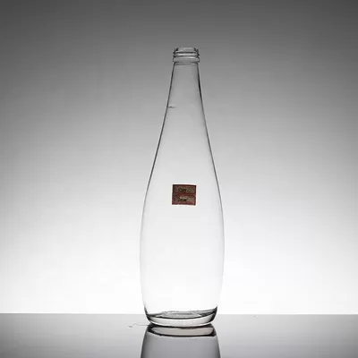 玻璃领橄榄油包装瓶，多边形设计和软木塞盖