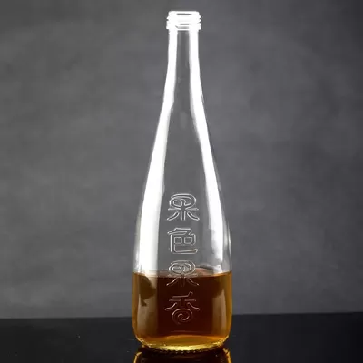 玻璃领橄榄油包装瓶，多边形设计和软木塞盖